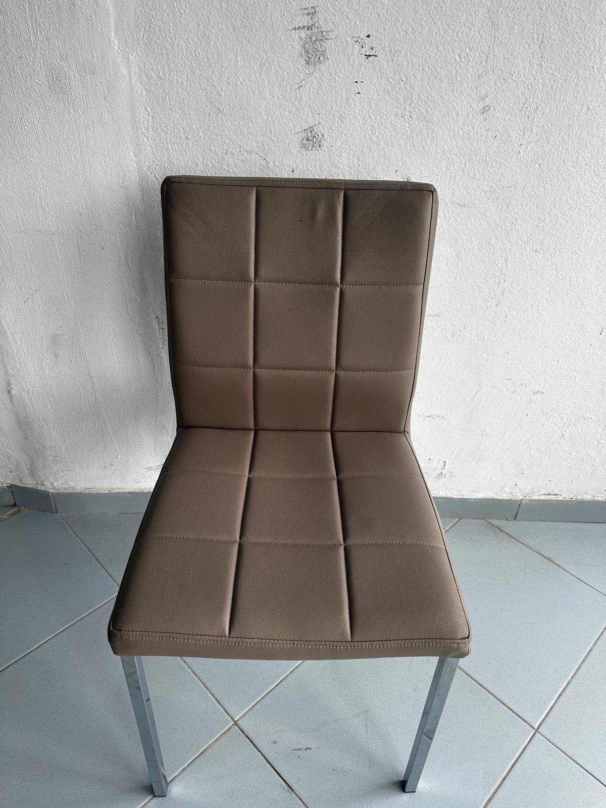 Chaise rembourrée marron à pieds métalliques
